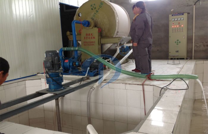 Rotating vacuum filter